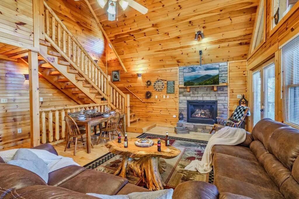 Stunning Mountain Cabin W Hot Tub Gatlinburg Bagian luar foto