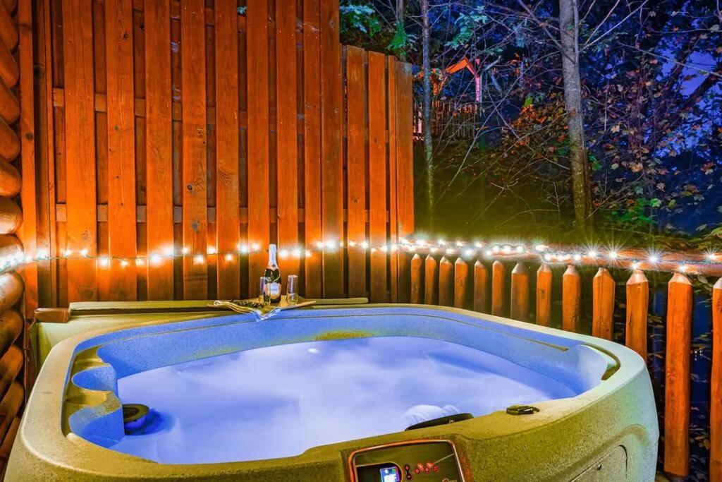 Stunning Mountain Cabin W Hot Tub Gatlinburg Bagian luar foto