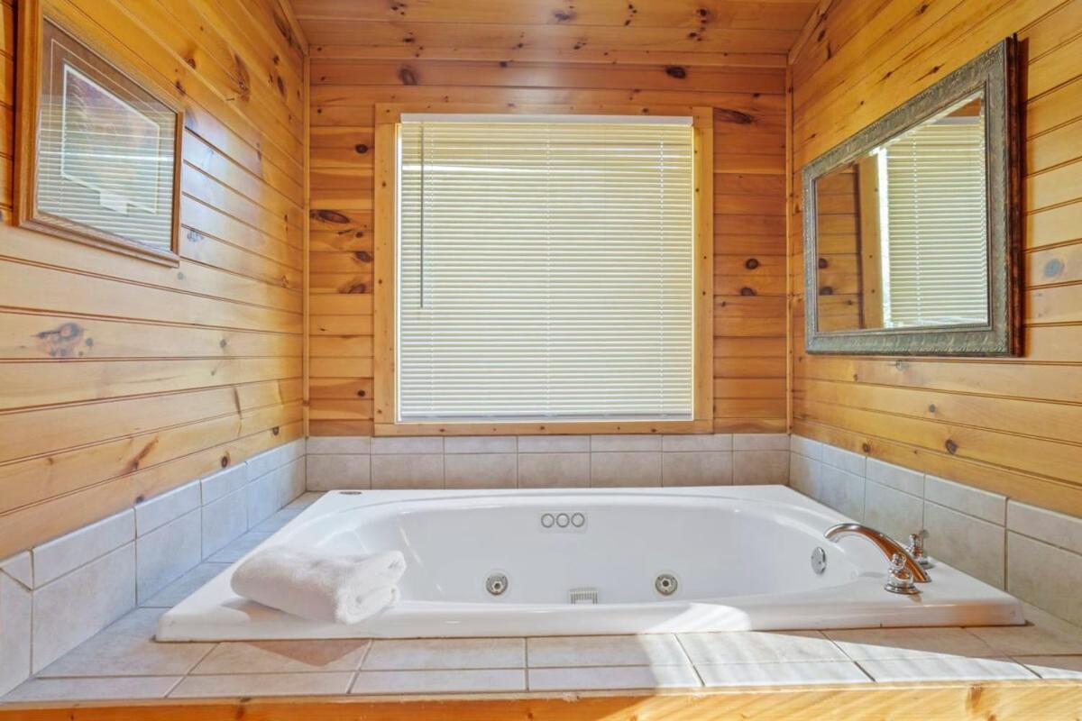 Stunning Mountain Cabin W Hot Tub Gatlinburg Bagian luar foto