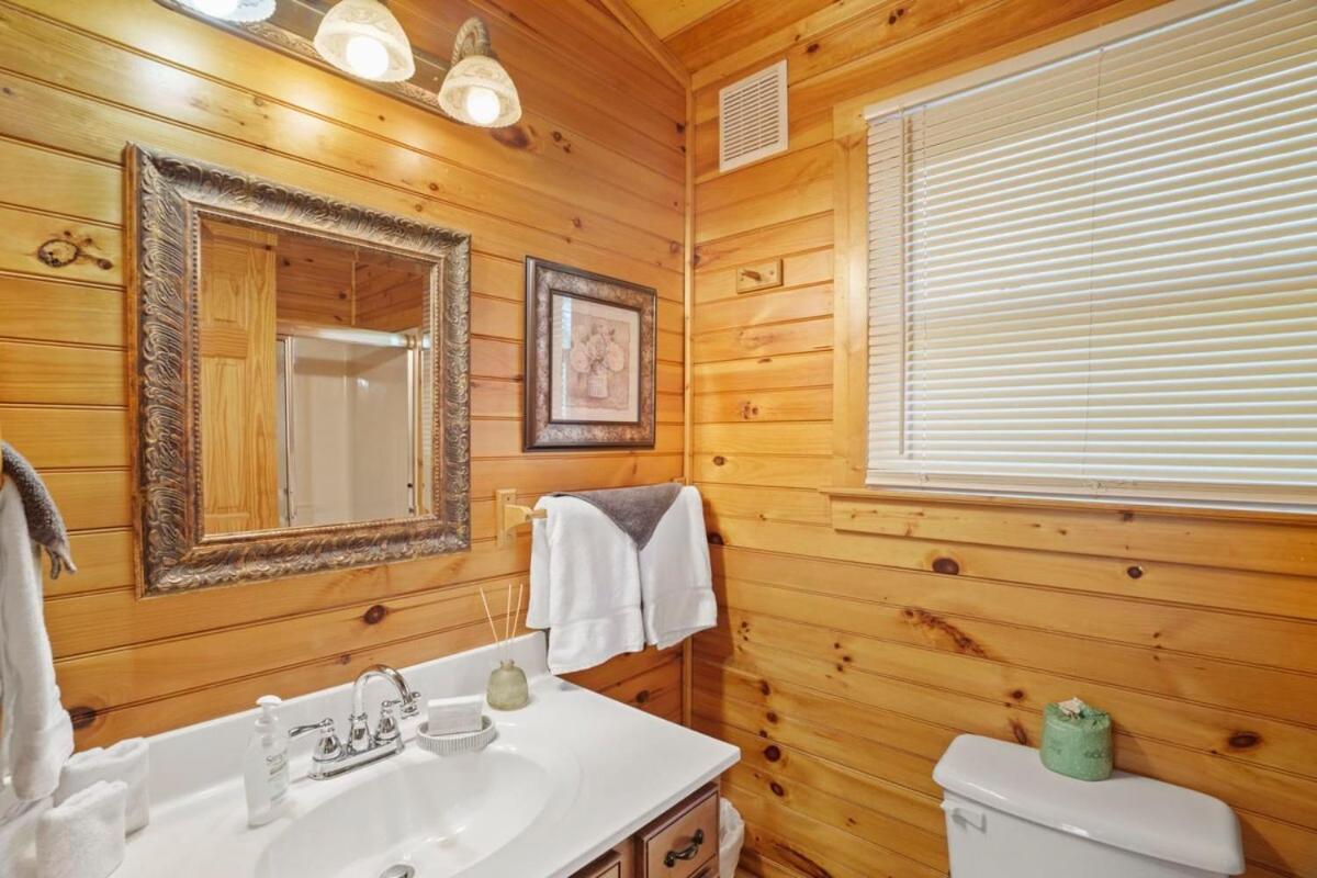Stunning Mountain Cabin W Hot Tub Gatlinburg Bagian luar foto