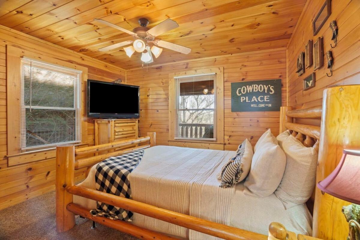 Stunning Mountain Cabin W Hot Tub Gatlinburg Bagian luar foto