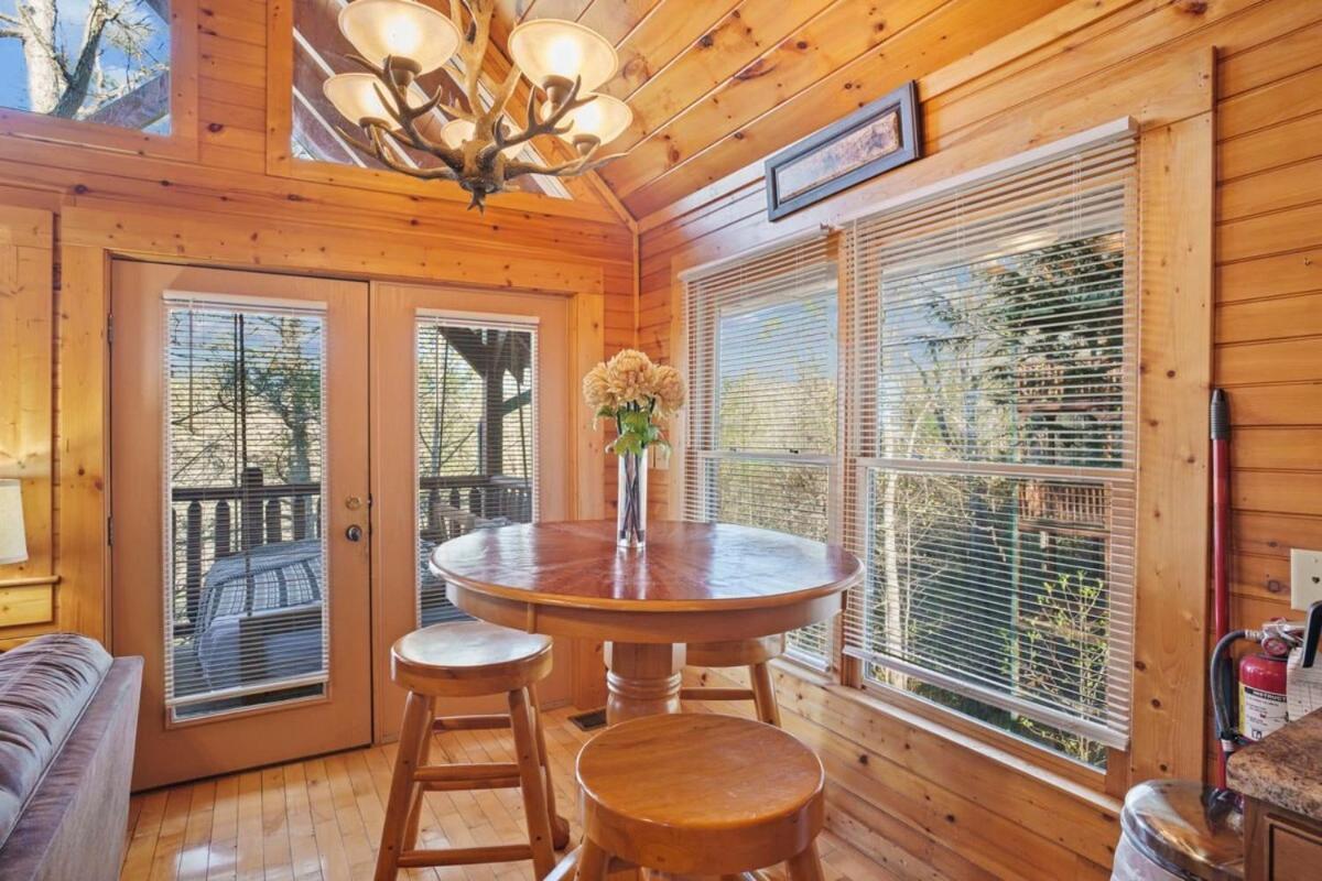 Stunning Mountain Cabin W Hot Tub Gatlinburg Bagian luar foto